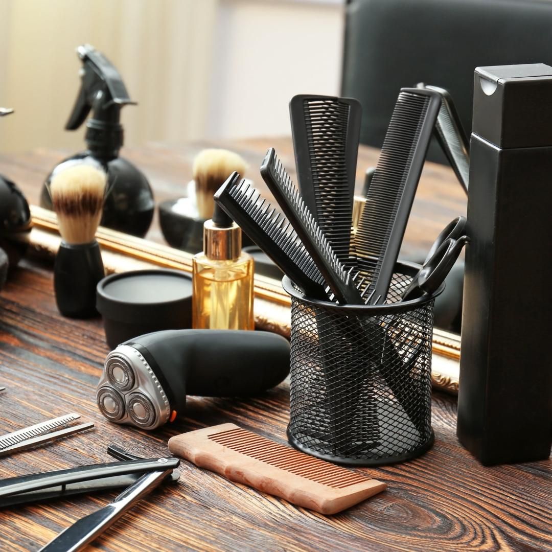 Mesa de peluquería con los utensilios necesarios